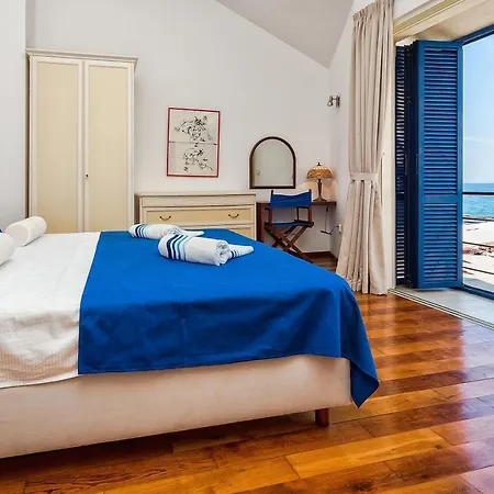 Violet & Rosemary 수페타르